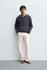 Camiseta relaxed fit de manga larga, con cuello redondo y estampado de rayas horizontales en azul marino y gris.