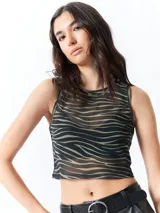 Top negro con estampado de cebra en tonos marrones, de corte crop y sin mangas.