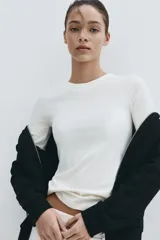 Remera entallada de punto acanalado en mezcla de algodón y viscosa, con cuello redondo y mangas cortas.