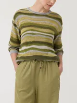 Sweater de punto con diseño de rayas horizontales orgánicas en tonos verde, amarillo y gris. Presenta cuello redondo y mangas largas con puños acanalados.