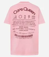 Remera de algodón BCI, color rosa claro con efecto desteñido, de corte oversized y cuello redondo. Presenta un pequeño bordado en el pecho con la frase "Core Queen" en color bordó.