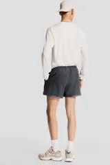 Short de correr gris oscuro, confeccionado en tejido funcional DryMove™ que ayuda a absorber el sudor y mantenerse fresco. Modelo de corte estándar con elástico revestido y cordón para ajustar oculto en la cintura, bolsillos laterales discretos con cierre y suspensor interior en malla suave. Abertura corta en los laterales.