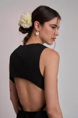 Chaleco corto de corte sastrero en color marrón, con escote en V y cierre frontal con botones a tono.