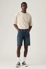 Short de denim azul de corte estándar, tiro medio y diseño clásico de cinco bolsillos.