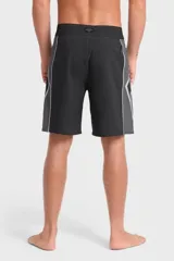 Boardshort de baño negro con paneles laterales grises y diseño estampado geométrico en forma de rombo con llamas. Cuenta con cintura fija y cordón ajustable.