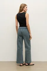 Pantalón de jean azul marino con diseño de rayas verticales blancas, tiro medio, corte acampanado y bolsillos delanteros aplicados.