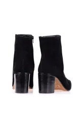Bota corta de gamuza negra con taco bloque.