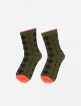 Par de medias de caña media color verde oliva con rombos negros y detalles en naranja en la puntera y el borde superior.