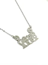 Cadena plateada con dije calado con la palabra "Family".