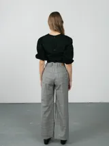 Pantalón de pana color ladrillo, de corte recto y tiro alto.