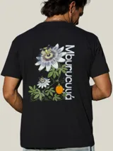 Remera de algodón blanca con cuello redondo y manga corta, presenta un pequeño estampado de un fruto de mburucuyá en el lado izquierdo del pecho.