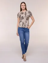 Remera de silueta entallada con escote a la base, mangas cortas y estampado animal print de serpiente.