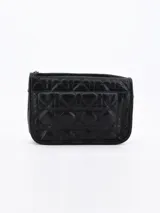 Bandolera negra con diseño acolchado y correa larga de cadena plateada.