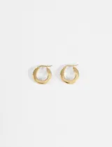 Aros tipo argolla de diseño clásico y minimalista, fabricados en acero quirúrgico con acabado dorado.