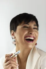 Par de aros colgantes con forma de ojo celeste con pupila plateada y labios rosados con glitter. Cierre tipo pin con forma de corazón plateado.