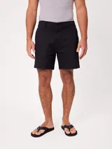 Bermuda de algodón negro con elastano, de corte regular y diseño liso.