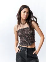Top strapless con estampado animal print, confeccionado en tela semi transparente y con cierre en la espalda.