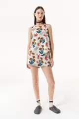 Short de lino estampado con flores y aves. Cuenta con calce holgado, elástico en cintura trasera y bolsillos laterales.