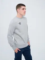 Buzo azul marino Umbro con cuello redondo y logo bordado en el pecho.