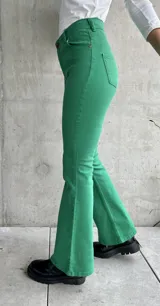 Pantalón de jean verde, de corte oxford, tiro alto y cinco bolsillos.