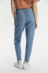 Pantalón jean celeste de tiro alto, corte mom tapered.