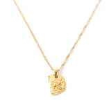 Collar dorado con cadena de eslabones retorcidos y dije rectangular con textura y una zirconia incrustada.