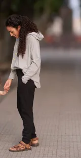 Pantalón gris de lycra de algodón, tiro alto, corte slim, con faja ancha en la cintura y doble bolsillo delantero y trasero.