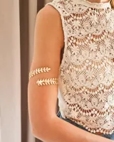 Brazalete dorado para el brazo, con diseño de hojas.