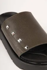 Sandalias negras de tira ancha en símil cuero con apliques de tachas y plataforma de 4cm de alto.