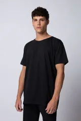 Remera de corte clásico y calce holgado, con cuello redondo y mangas cortas, confeccionada en tejido de algodón de color negro.