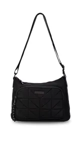 Bandolera negra de diseño práctico y moderno, confeccionada en tela impermeable. Presenta un bolsillo frontal con diseño capitoneado y cierre, además de un bolsillo trasero con cierre. Incluye una correa ajustable para llevar al hombro o cruzada.