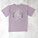 Remera lila jaspeado con estampa de Mario Bros en el centro, rodeado por un círculo de texto en japonés y la frase "Hero of the Mushroom Kingdom".