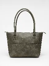 Cartera tipo tote bag de cuero vacuno color marrón oscuro, de diseño estructurado con asas largas para llevar al hombro y cierre superior. Presenta detalles de costuras decorativas y pespuntes en el frente.