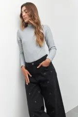 Polera de tejido de punto color rojo con cuello alto.