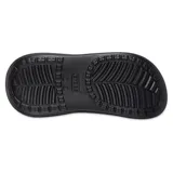 Botas de goma negras, estilo botín, con plataforma elevada y caña media. Presentan orificios para Jibbitz en la parte superior y en la puntera, característicos del material Croslite.