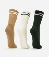 Kit de tres pares de medias de caña alta con diseño deportivo, confeccionadas en tejido de algodón. Presentan un diseño liso con dos franjas horizontales en la parte superior de la caña.