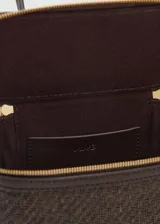 Neceser estructurado de rafia marrón con detalles en poliuretano, diseño rectangular tipo caja, cierre superior de cremallera con herrajes dorados y asa ajustable.
