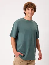 Remera negra de corte suelto y mangas cortas, con pequeño bordado a tono en el pecho.