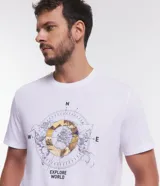 Remera Marfinno de corte comfort, color blanco, con cuello redondo, manga corta y estampa frontal de brújula con diseño de mapamundi y la inscripción "Explore World".