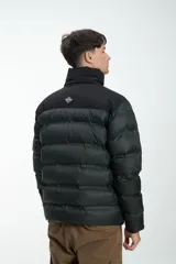 Campera puffer negra y beige con cierre frontal y cuello alto. Estampado con la marca "Unfrm" en el pecho.