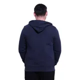 Campera deportiva con capucha y cierre frontal completo, color azul marino. Presenta bolsillos tipo canguro y logo bordado en el pecho.