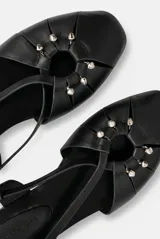 Balerina de cuero color negro, con tira en el empeine y apliques metálicos dorados en toda la superficie.