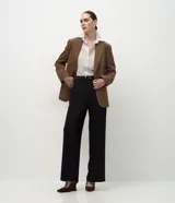 Pantalón de sastrería corte wide leg, color negro, con pliegues delanteros, bolsillos traseros embutidos y cinturón fino incluido.