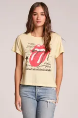 Remera amarilla de manga corta con cuello redondo y diseño gráfico estampado de The Rolling Stones al frente.