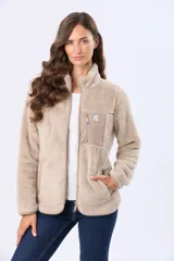 Campera de sherpa color beige, con cuello alto, cierre frontal completo y bolsillo frontal en el pecho con cierre y detalle de gamuza. Presenta terminaciones en gamuza en los bordes y bolsillos laterales.