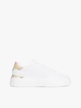 Zapatillas de plataforma Tommy Hilfiger, color blanco, con detalles metálicos dorados en el talón y monograma TH grabado en el lateral. Diseño de corte bajo con cierre de cordones.