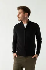 Campera tejida negra con cuello alto y logo bordado.