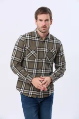 Sobrecamisa de viyela a cuadros en tonos azul, beige y marrón, con dos bolsillos de parche con solapa abotonada en el pecho.