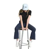 Gorro tipo bucket de color celeste claro, con visera corta y logo Umbro bordado en el frente.