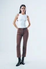 Jean de corte bootcut y tiro medio, color gris oscuro desgastado. Presenta un diseño de pierna recta que se ensancha ligeramente hacia el ruedo, con cierre frontal y bolsillos clásicos.